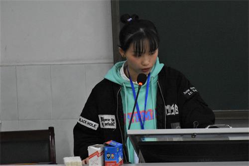 图为办公室主任农金彩发言.JPG