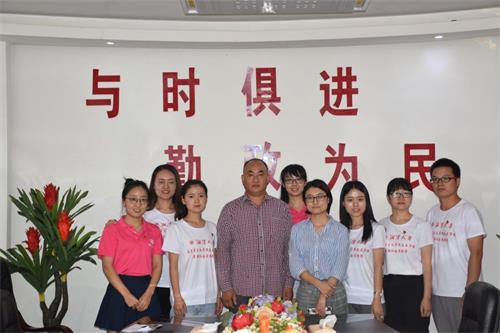 (图为成员们与冯志军同志合影).jpg