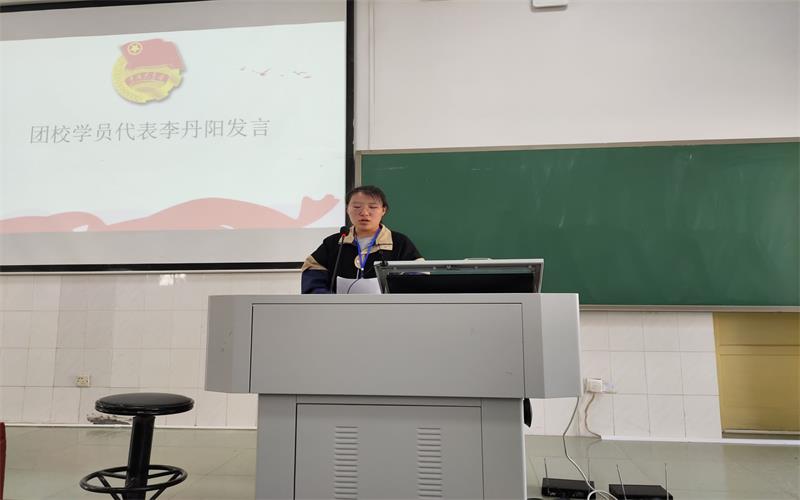 图为学员代表李丹阳发言.jpg